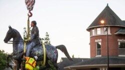 Kip Johna B. Castlemana pripremljen za uklanjanje s mjesta na kojem je stajao više od 100 godina, dok se protesti protiv rasne nejednakosti nastavljaju, u kvartu Cherokee Triangle u Louisvilleu, Kentucky, SAD, 8. juna 2020.