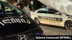 ინციდენტი სამშაბათს მოხდა ლაგოდეხში. გარეკანის ფოტო: არქივიდან; პოლიციის ავტომობილები.