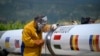 Un muncitor sudează o țeavă pe șantierul Coridorului Vertical de Gaze, care leagă Grecia de Bulgaria, România, Ungaria, Slovacia, Moldova și Ucraina, în apropiere de Mikrevo, la 29 mai 2025