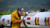 Un muncitor sudează o țeavă pe șantierul Coridorului Vertical de Gaze, care leagă Grecia de Bulgaria, România, Ungaria, Slovacia, Moldova și Ucraina, în apropiere de Mikrevo, la 29 mai 2025