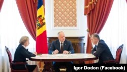 Igor Dodon întâlnindu-i pe prim-ministrul Ion Chicu și pe președinta Parlamentului, Zinaida Greceanîi, 11 mai 2020