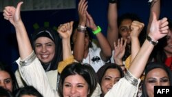 اسيل العوضی (وسط)، یکی از چهار زن راه یافته به پارلمان کویت