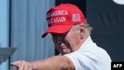 Donald Trump volt amerikai elnök egy golfeseményen a Trump Nationalban, Bedminsterben (New Jersey) 2023. augusztus 13-án