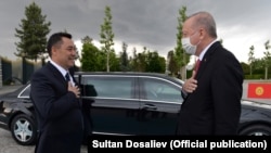 Кыргызстандын президенти Садыр Жапаров менен Түркиянын президенти Режеп Тайып Эрдоган.