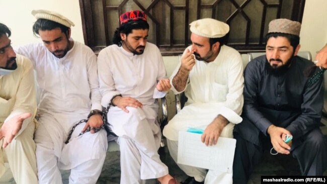 گیلهمن وزیر در میان دوستانش «اعضای جنبش تحفظ پشتونها» در پاکستان. گیله من وزیر به دلیل انتقاداتش از حکومت و اردوی پاکستان و یادآوری از افراد ناپدید شده اجباری، سال ۲۰۲۳ بازداشت و پس از هشت ماه حبس در فبروری ۲۰۲۴ آزاد شد.