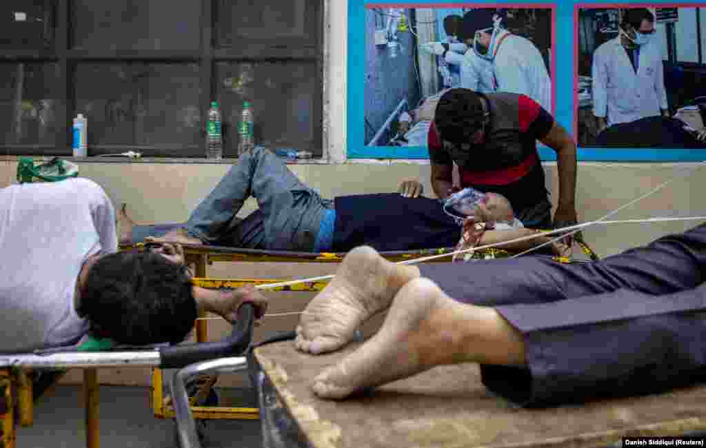 Pacienții care suferă de boala COVID-19 așteaptă să fie internați în afara secției de victime de la spitalul Guru Teg Bahadur, pe fondul răspândirii bolii în New Delhi, India, 23 aprilie 2021. REUTERS &nbsp;