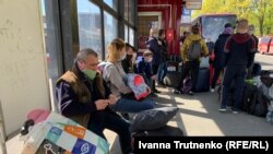Українці чекають на відправку свого автобусу до України, Прага, 2020