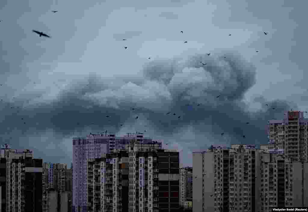 Дим у небі над Києвом після чергової масованої атаки РФ. Російські військові регулярно з різних видів озброєння – ударними БпЛА, ракетами, КАБами, РСЗВ – атакують українські регіони.Керівництво Росії заперечує, що російська армія під час повномасштабної війни завдає цілеспрямованих ударів по цивільній інфраструктурі міст і сіл України, убиваючи цивільне населення і руйнуючи лікарні, школи, дитячі садочки, об’єкти енергетики та водозабезпечення.Українська влада і міжнародні організації кваліфікують ці удари як воєнні злочини Російської Федерації і наголошують, що вони мають цілеспрямований характер