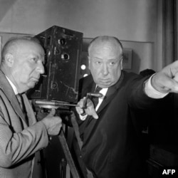 Alfred Hitchcock (dr.) cu umoristul Pierre Dac la Cinematheque Française, Paris, 28 mai 1960.