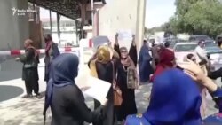 Talibanët shpërndajnë protestën e grave në Kabul