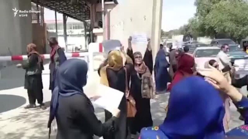 Talibanët shpërndajnë protestën e grave në Kabul