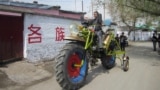Местный житель за рулем мотоцикла, который сам сконструировал. Округ Манас в Синьцзяне, Китай. Иллюстративное фото. 