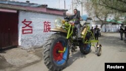 Местный житель за рулем мотоцикла, который сам сконструировал. Округ Манас в Синьцзяне, Китай. Иллюстративное фото. 