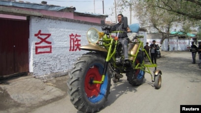 Шұлықтағы ақсүйектер бейнеленген порно көру