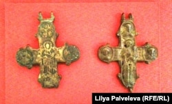 Древние кресты, найденные археологами на месте первой Десятинной церкви