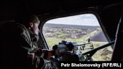 Украинский пулеметчик на борту вертолета МИ-8