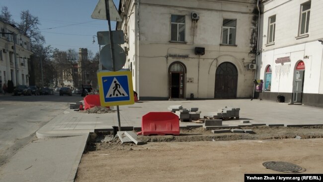Бронебашню и старый дом тоже уже засыпали