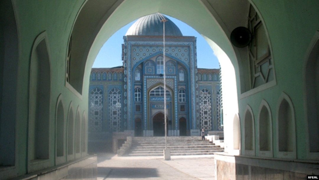 U sayr qilishni soradi va ular uni sikishdi.