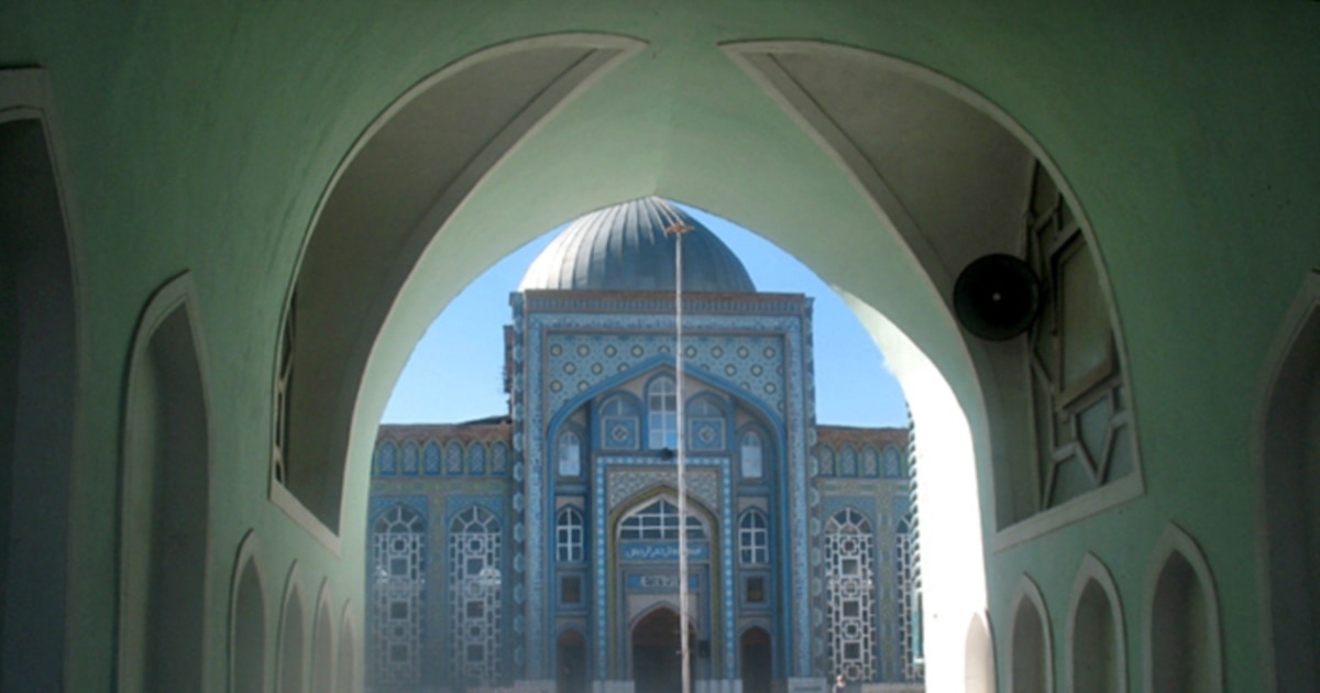 Минет төменнен түсірілген