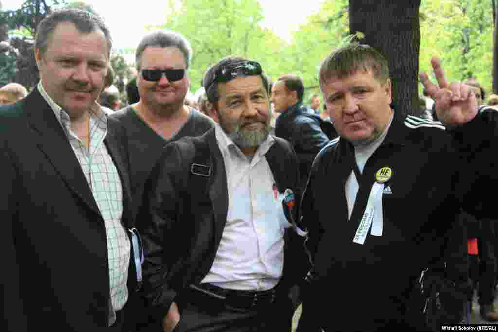 Посередині Сергій Мохнаткін, якого називають єдиним наразі в Росії помилуваним політичним в&rsquo;язнем