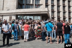 The protesters, including many elderly women, were mainly from neighborhoods close to the ruined Donetsk airport.