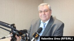 Valentin Dediu în studioul Europei Libere de la Chișinău 