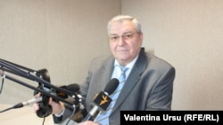 Valentin Dediu în studioul Europei Libere de la Chișinău 