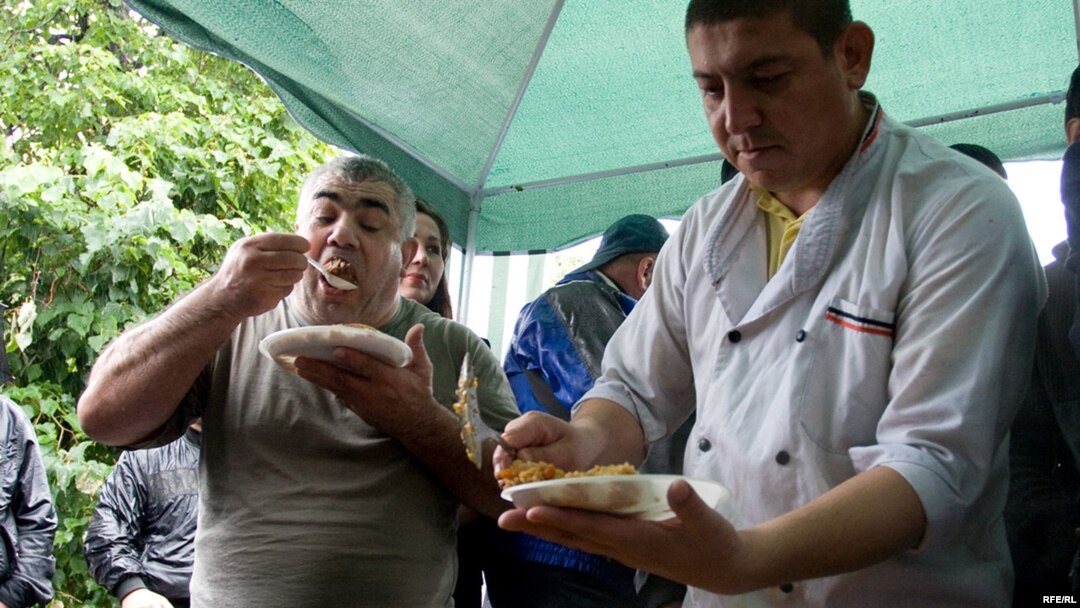 Накормить всех не успели