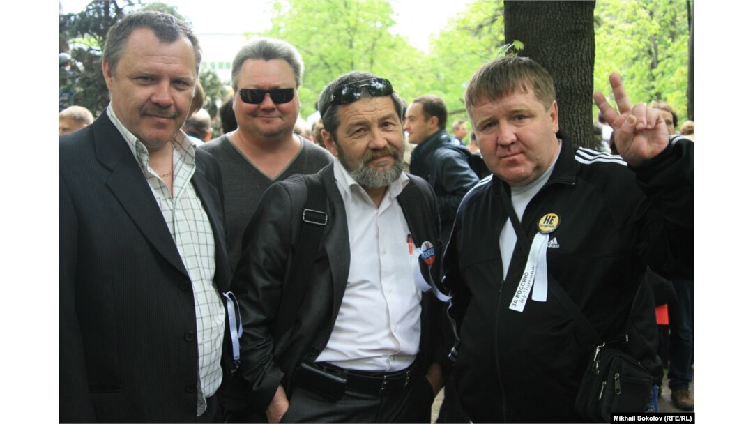 Muscovites 'Stroll' Against Kremlin Tactics
