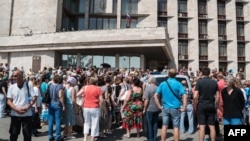 Hökümet binasynyň öňünde protest aksiýasy, Donetsk, 15-nji iýun 2015. 