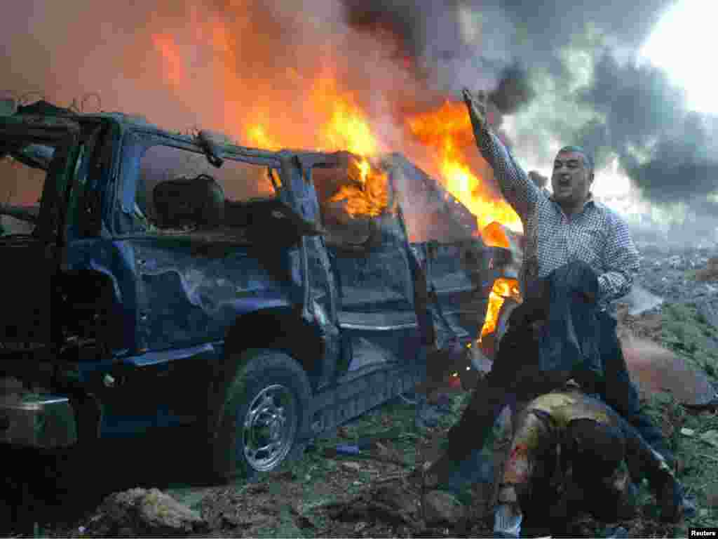 A Lebanese man shouts for help for a wounded man near the site of a car bomb explosion in Beirut February 14, 2005. A massive car bomb killed Lebanon's former prime minister Rafik al-Hariri on Beirut's waterfront on Tuesday, witnesses and security sources said. At least eight others, some of them his bodyguards, also died. REUTERS/ Mohamed Azakir