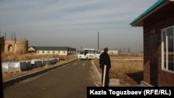 Софроний қонысы алдында тұрған күзетші. Алматы облысы, 11 желтоқсан 2013 жыл.