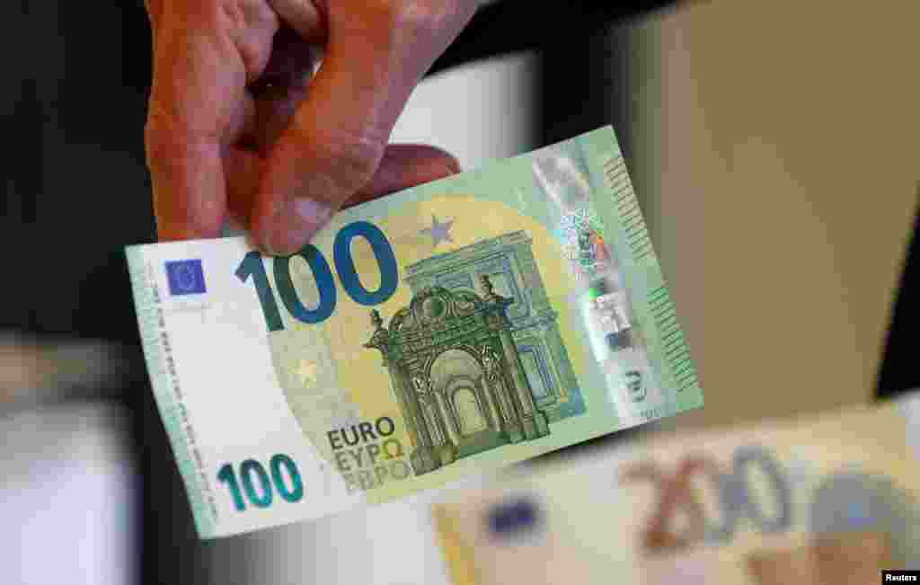 МАКЕДОНИЈА - Јавното обвинителство соопшти дека покренало постапка против четворица вработени во Управата за безбедност и контра-разузнавање, од кои тројца се товарат за проневера над 50 милиони денари, односно над 820.000 евра. Делото е сторено во период од 2007 до 2017 година.