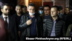 Адвокаты Джемиль Темишев (слева), Рустем Кямилев (по центру), Айдер Азаматов (справа) после заседания суда в Симферополе