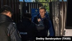 Алексей Навальный (на дальнем плане) во время задержания на выходе из спецприемника. Москва, 24 сентября 2018 года