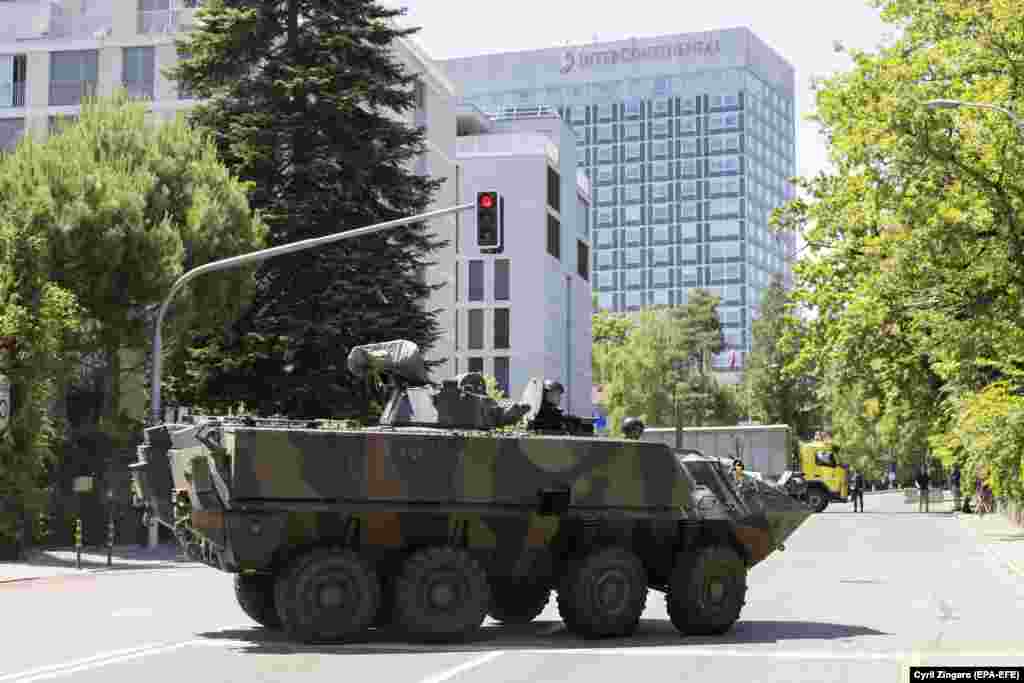 Бронированная армейская машина напротив отеля &quot;Континенталь&quot;, где Джо Байден будет жить во время визита в Женеву