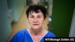 Szilágyi Erzsébet ápoló a koronavírussal fertőzött betegeknek kialakított intenzív osztályon a Szent László Kórházban 2020. április 27-én