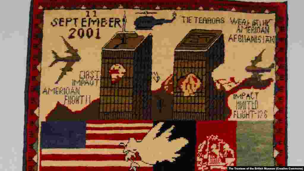 На изображении террористических атак 11 сентября 2001 года две фигуры, падающие с башен-близнецов Всемирного торгового центра, и голубь мира между флагами США и Афганистана.