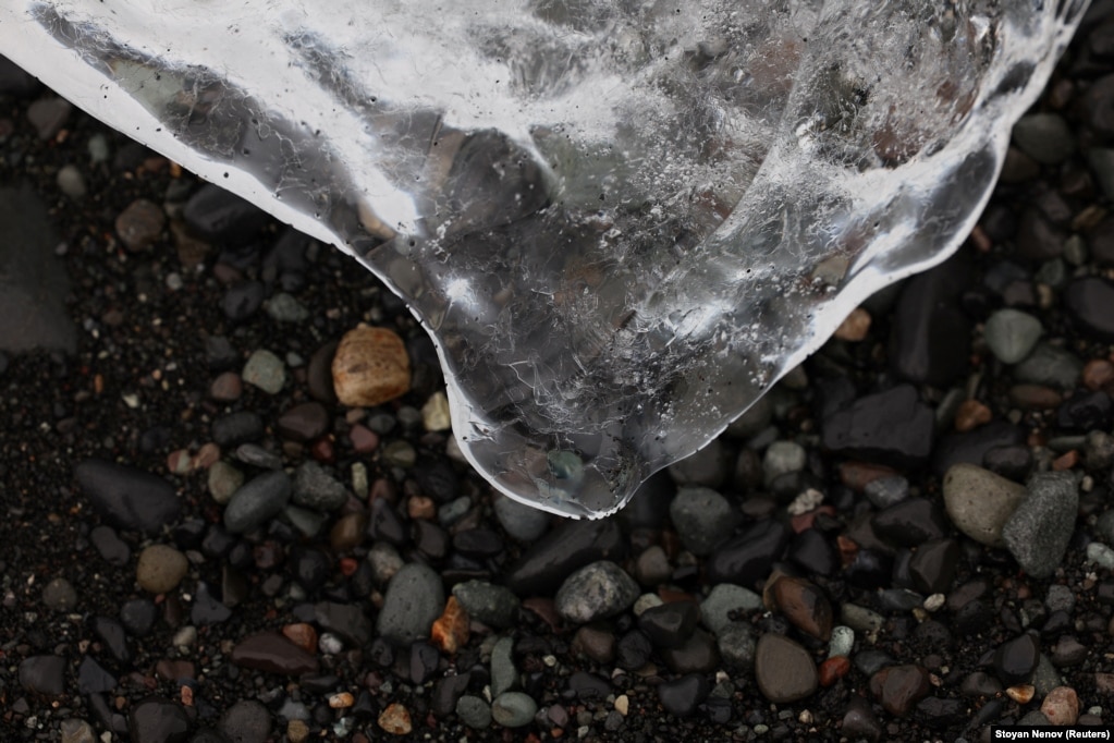 Një masiv akulli duke u shkrirë në Diamond Beach, pranë Jokulsarlonit, një tjetër lagunë akullnajash në Islandë, 12 gusht 2024.