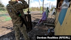 Після влучання російського дрона у велосипед, на якому їхала місцева жінка, турнікет їй наклав український військовий, який був неподалік