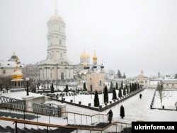 Дзвіниця, літній вівтар і книжковий магазин