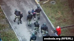 Белоруската полиција приведе стотици луѓе на протестите против Александар Лукашенко, Минск, 15.11.2020.