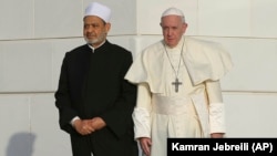 Grand Imam of Al Azhar Ahmed al-Tayeb (left) and Pope Francis in Abu Dhabi on February 4. 