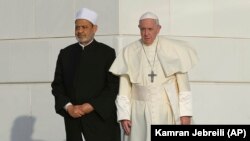 Шайх Аҳмад ал Тойиб ва Рим папаси Франциск БААда ўтаётган анжуманда.