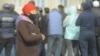 Қырғызстандағы парламент сайлауынан кейін басталған наразылық акциялары қатысушыларының жанынан өтіп бара жатқан әйел. Бішкек, 10 қазан 2020 жыл.