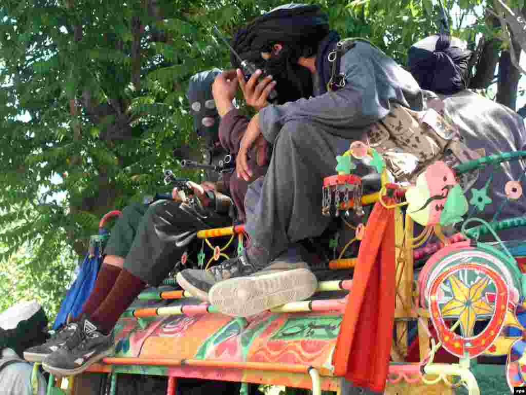 Pakistan - Talibani napuštaju oblast Buner - Talibani su svojim nadiranjem u Pakistanu došli na 100 km od Islamabada. Nakon prijetnje pakistanske vojske da će se suprotstaviti njihovom daljnjem napretku Talibani su se povukli nazad u Swat dolinu.