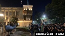 U Beogradu sveće za srebreničke žrtve i kontraskup ekstremnih desničara