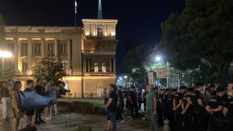 U Beogradu paljenje sveća za žrtve genocida, uz proteste desničara