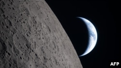 این تصویر که ۷ آوریل ۲۰۲۶ توسط ناسا منتشر شده، زمین را به‌صورت هلالی در حال غروب در امتداد لبهٔ ماه نشان می‌دهد؛ تصویری که ۶ آوریل از فضاپیمای «اوریون» ثبت شده است.