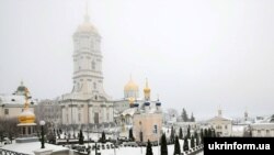 Свято-Успенська Почаївська Лавра. На фото: дзвіниця, літній вівтар і книжковий магазин